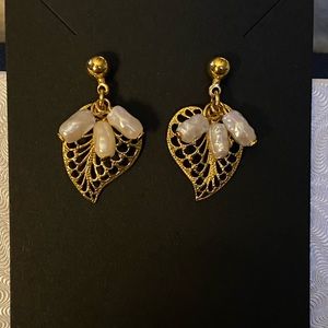 Avon beautiful vintage Gold tone and freshwater pearl leaf drop post earrings.